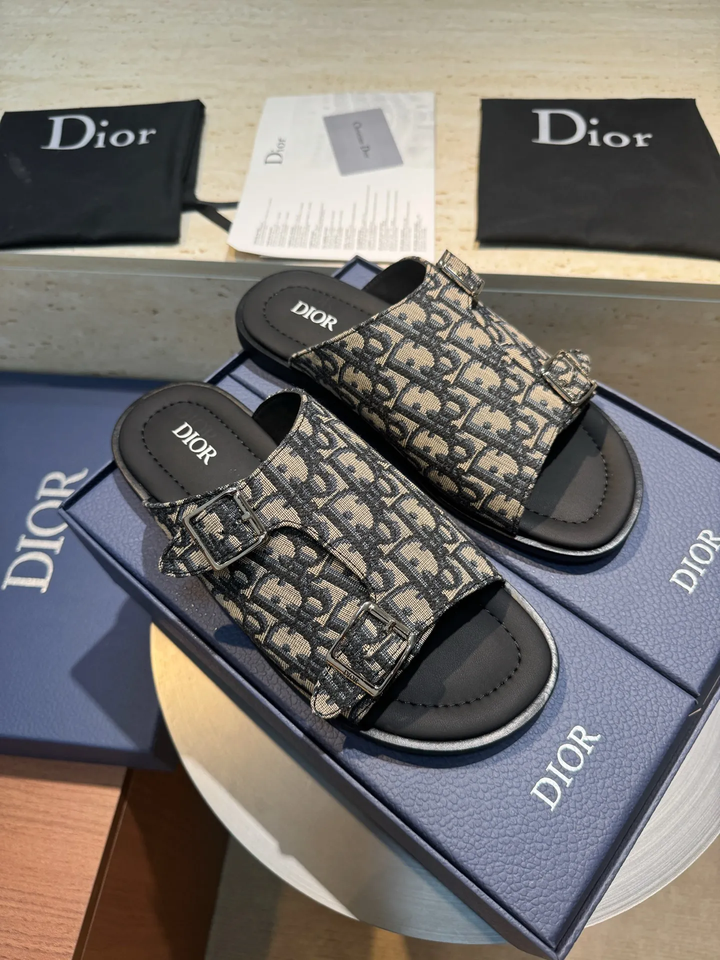 [Dior] Top P: 560💰 -Size: 39-44 (38, 45 custom-made) Dior Dior Alias ​​men's leather slippers This Alias ​​sandal is a new summer product, showing a casual and elegant style. Carefully crafted from grained cow leather and Oblique printed fabric, with cowhide lining! Cross-strap design with metal-clad brass CD Diamond logo. The imported cowhide leather and rubber sole adds sophistication and comfort, while Oblique print-effect anti-slip panels add style.